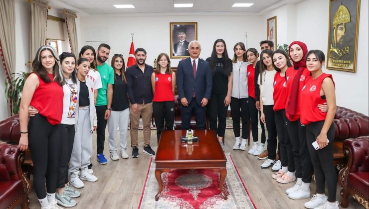 Muş Olimpik Kadın Voleybol Takımından Vali Avni Çakır’a Ziyaret: Yeni Sezon İçin Destek Mesajı