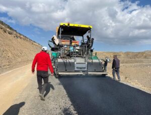 Muş’ta Yol Yapım ve Bakım Çalışmaları Tüm Hızıyla Devam Ediyor