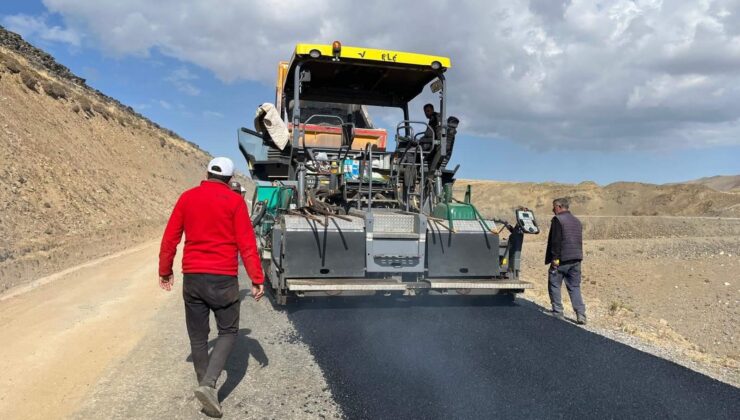 Muş’ta Yol Yapım ve Bakım Çalışmaları Tüm Hızıyla Devam Ediyor