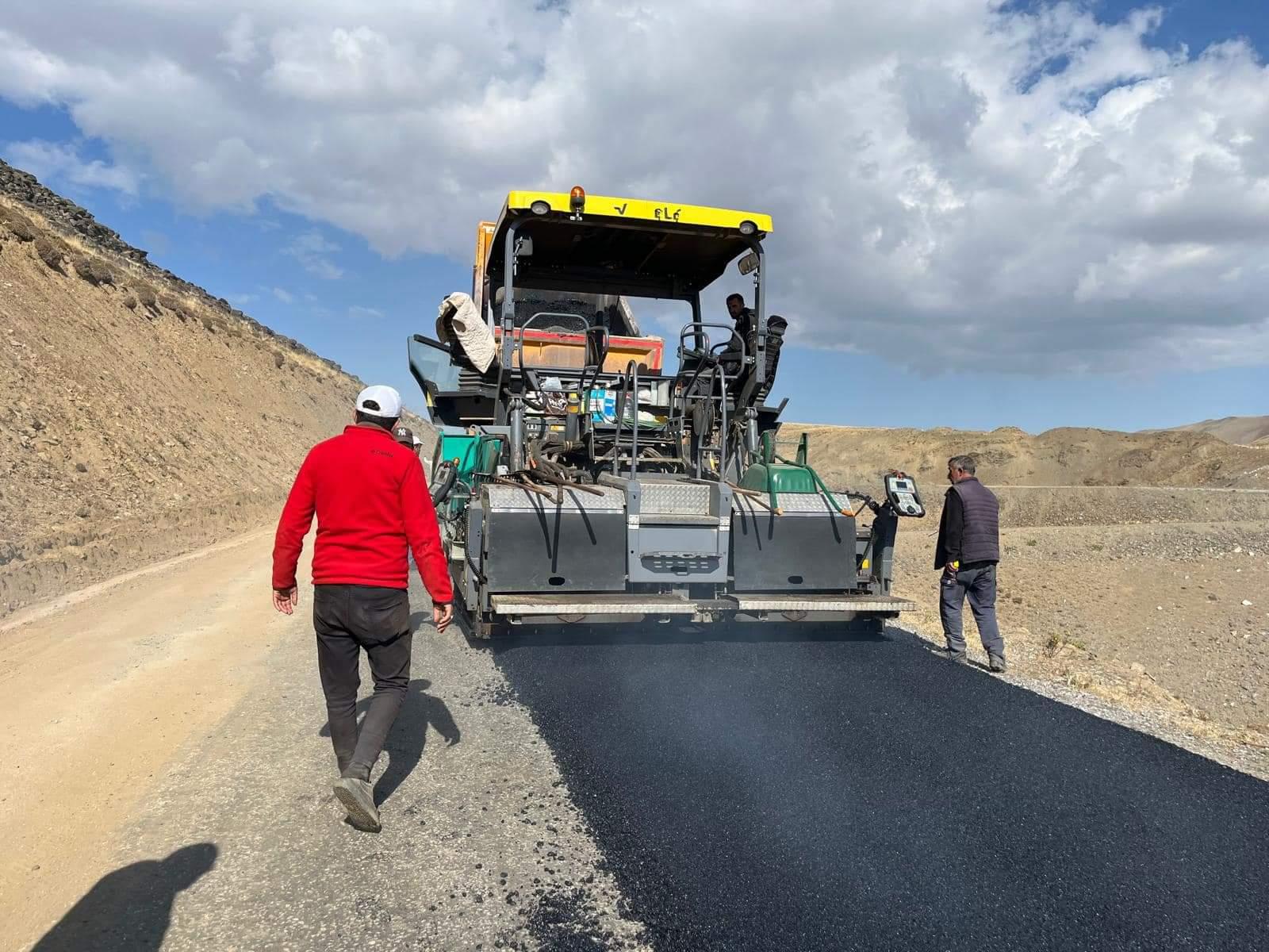 Muş’ta Yol Yapım ve Bakım Çalışmaları Tüm Hızıyla Devam Ediyor