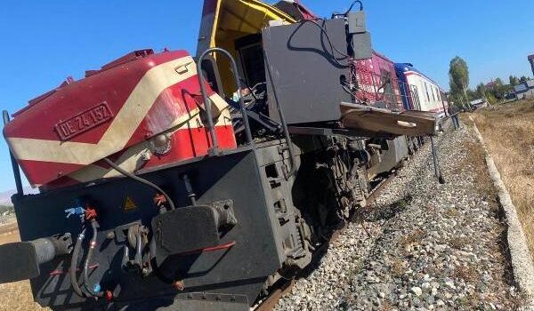 Muş’ta Yolcu Treni Beton Pompasına Çarptı: 1 Ölü, 2 Yaralı