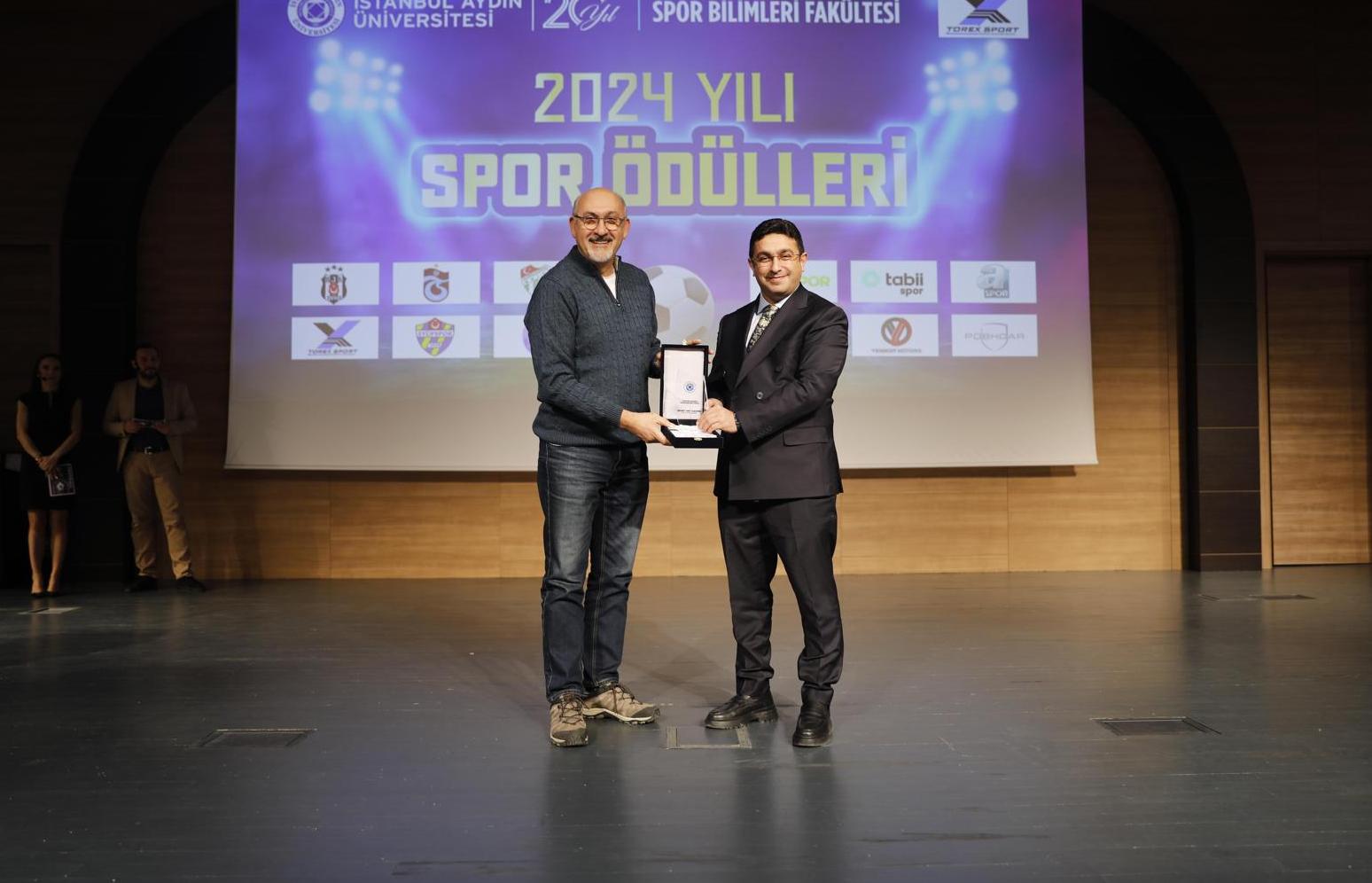 MÜDÜR TAŞDEMİR, YILIN SPOR MÜDÜRÜ SEÇİLDİ