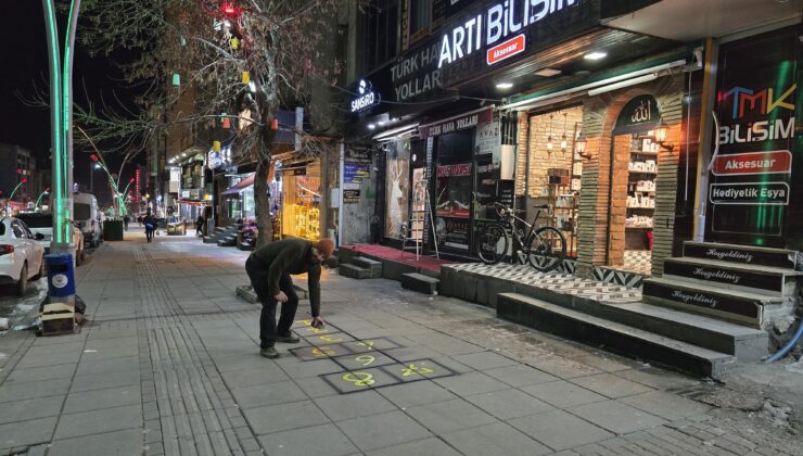 Muş’ta İş Yerinin Önüne Çizdiği Seksek ile İnsanları Çocukluğuna Götürüyor