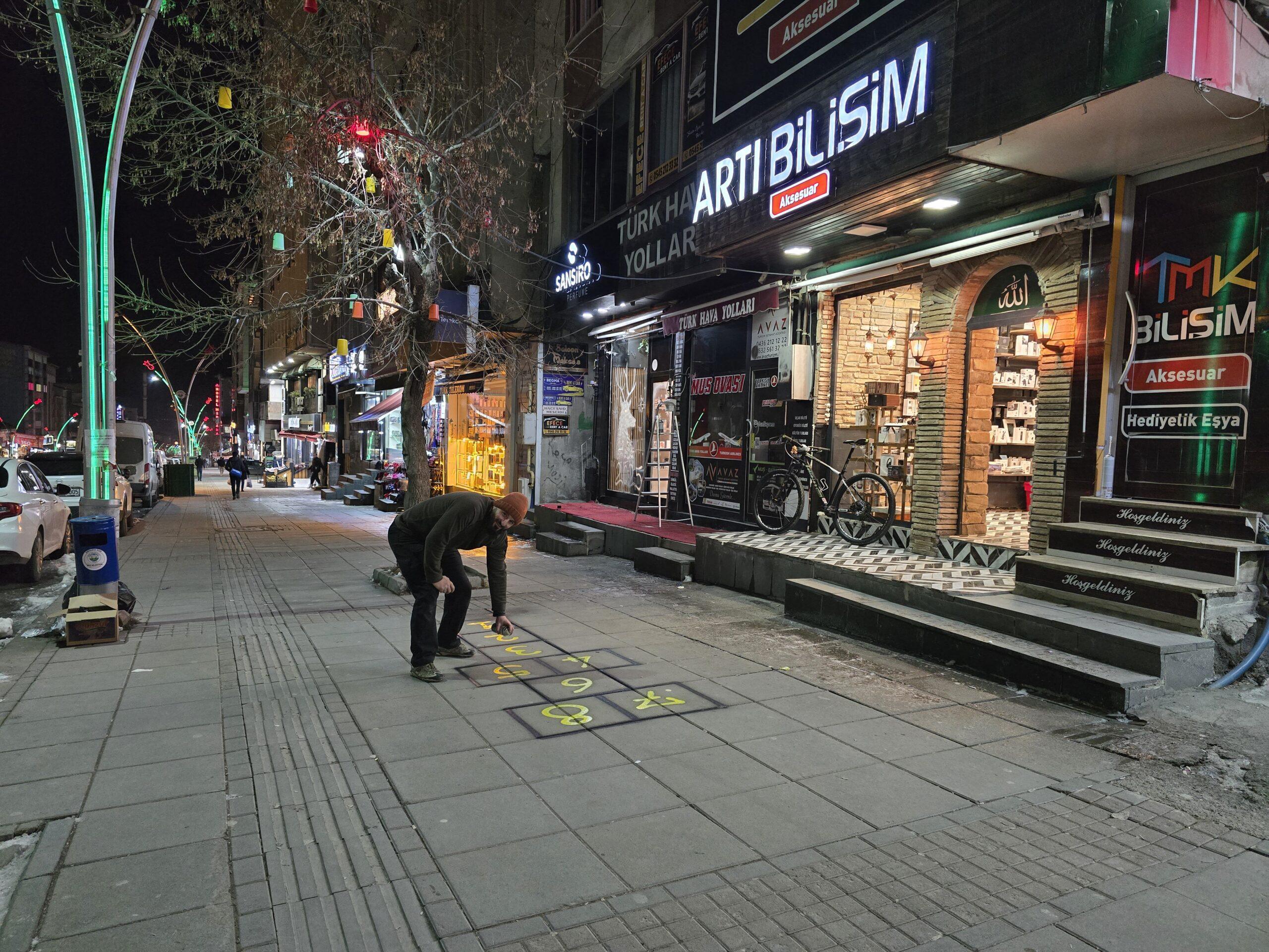 Muş’ta İş Yerinin Önüne Çizdiği Seksek ile İnsanları Çocukluğuna Götürüyor