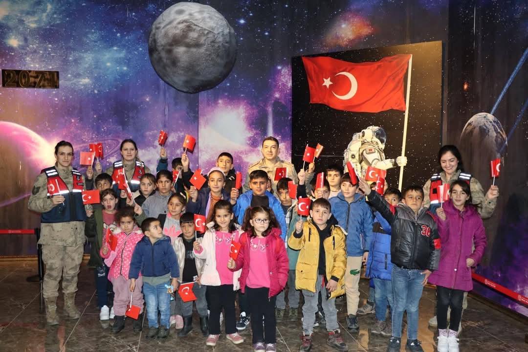 Jandarmadan Malazgirtli Öğrencilere Tatil Sürprizi