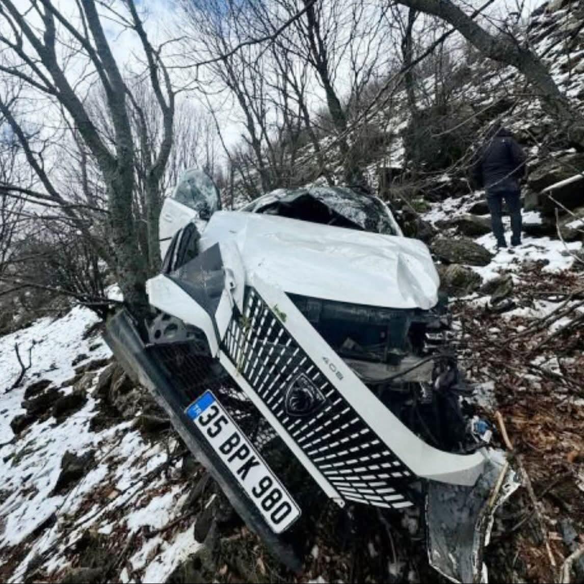 Muş’ta Faciadan Dönüldü: Uçuruma Yuvarlanan Otomobili Ağaçlar Tuttu